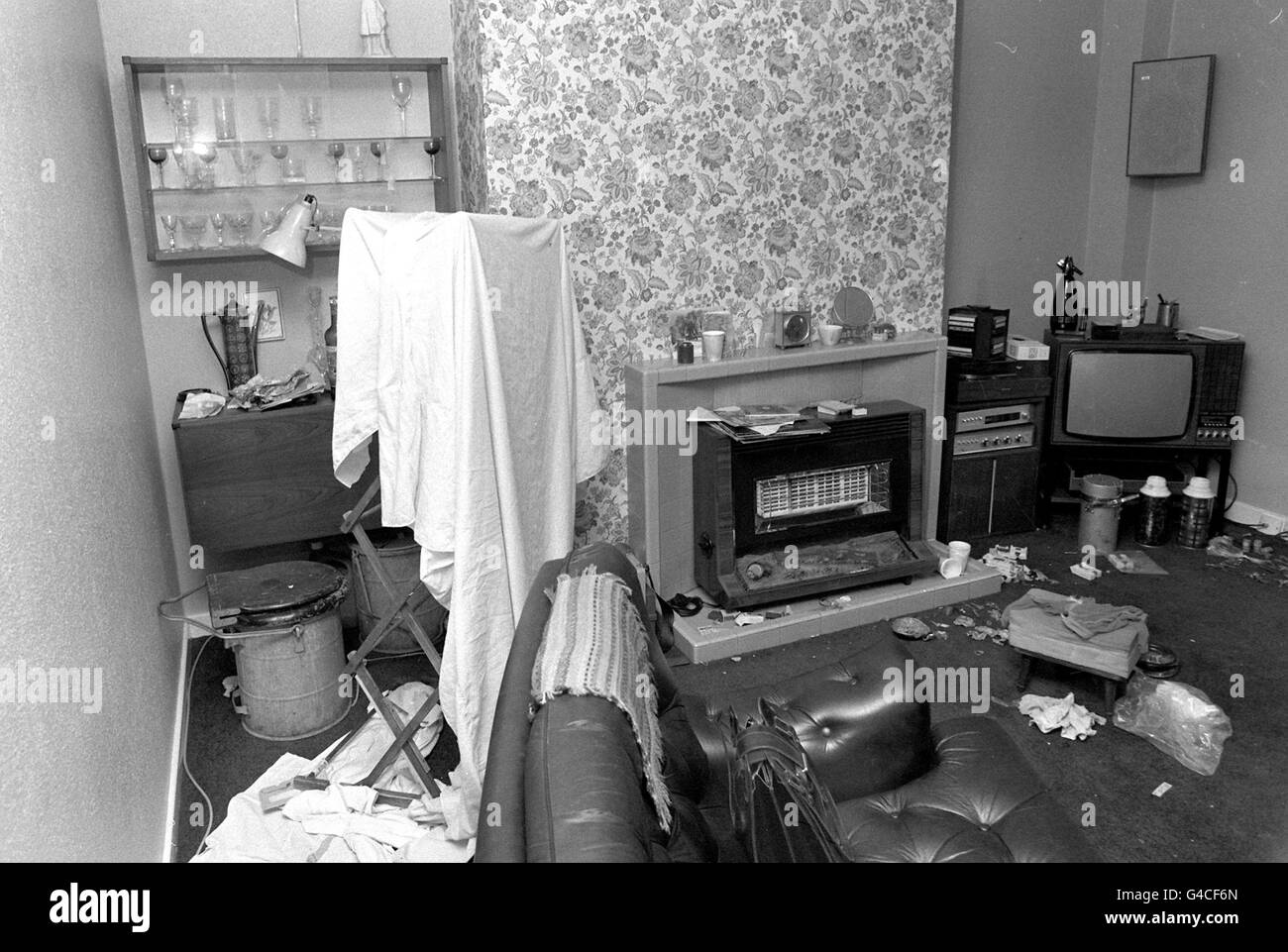 La chambre qui est devenue une prison dans le siège de la rue Balcombe.Le gang de Balcombe Street où 4 hommes hautement qualifiés de l'IRA ont tenu un couple d'âge moyen en otage dans leur maison du centre de Londres lorsqu'ils ont été mis dans l'impasse par la police.* le gang s'est donné après un stand-off de six jours quand les SAS ont été appelés - avec des instructions pour tirer à tuer s'ils ont essayé de s'échapper.(Disponible en noir et blanc uniquement). Banque D'Images La chambre qui est devenue une prison dans le siège de la rue Balcombe.Le gang de Balcombe Street où 4 hommes hautement qualifiés de l'IRA ont tenu un couple d'âge moyen en otage dans leur maison du centre de Londres lorsqu'ils ont été mis dans l'impasse par la police.* le gang s'est donné après un stand-off de six jours quand les SAS ont été appelés - avec des instructions pour tirer à tuer s'ils ont essayé de s'échapper.(Disponible en noir et blanc uniquement). Banque D'Images