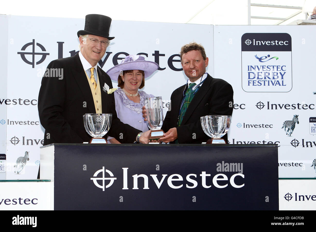 Le formateur Mark Johnston reçoit son trophée dans l'enceinte du gagnant Après avoir remporté le handicap sous-poursuivi Investec avec Fox Hunt Banque D'Images