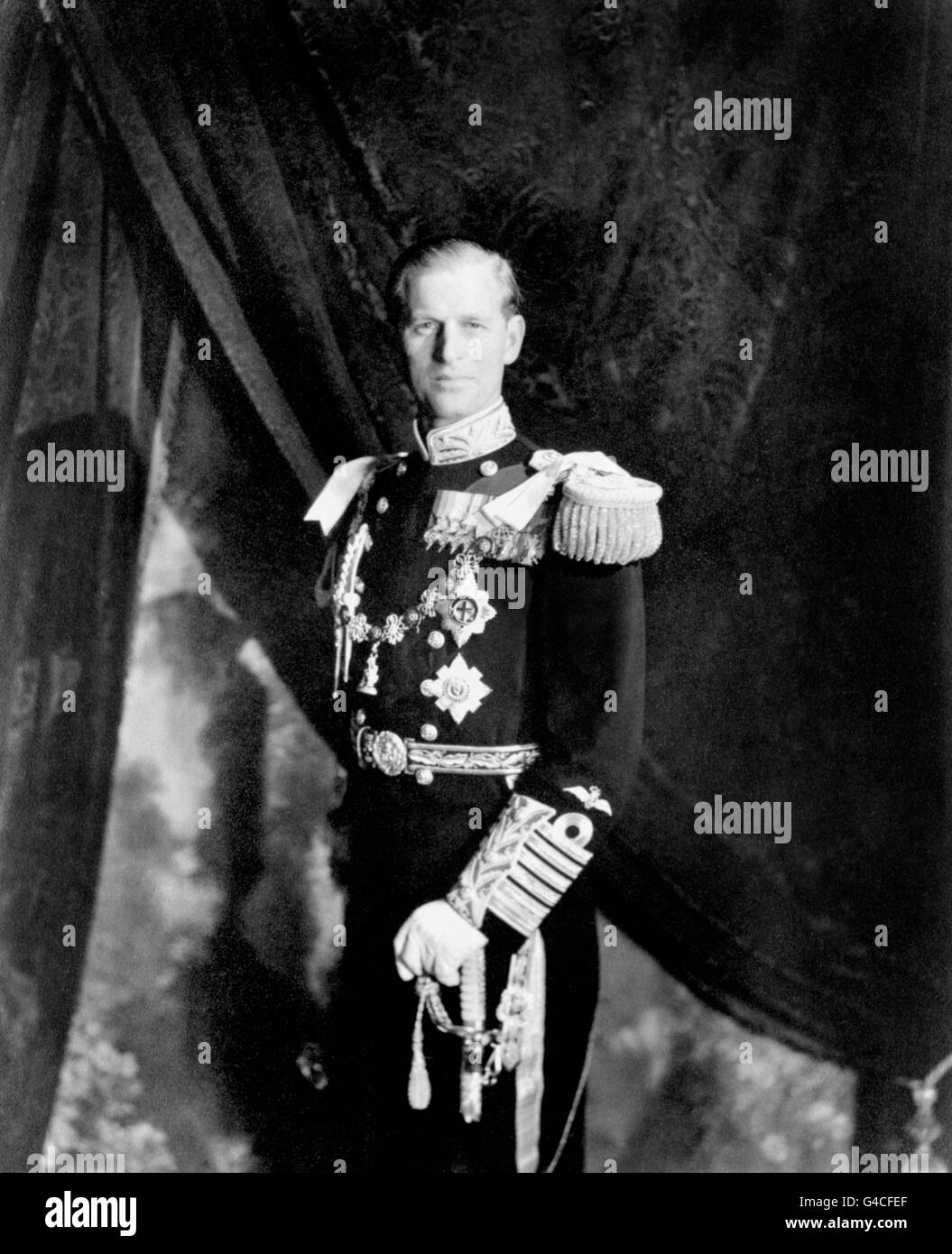 Le duc d'Édimbourg, en uniforme amiral de la flotte, dans la salle du trône de Buckingham Palace, à Londres, après le couronnement de la reine Elizabeth II, son épouse, le 2 juin. Banque D'Images