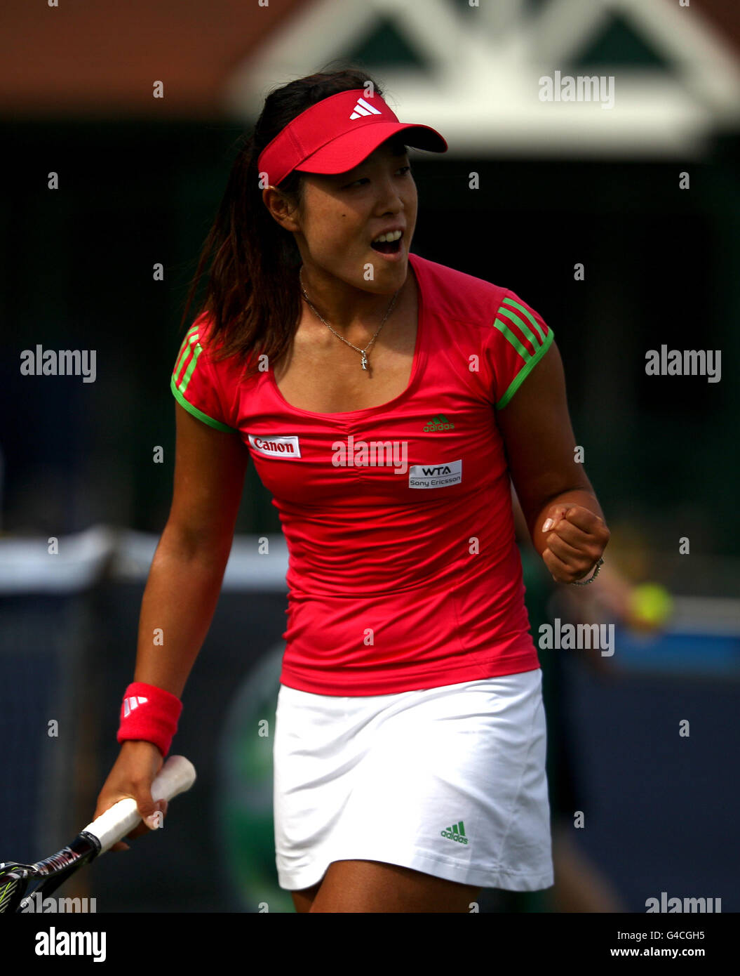 Tennis - 2011 AEGON Classic - deuxième jour - Edgbaston Priory Club.Ayumi Morita au Japon célèbre la victoire d'un point Banque D'Images