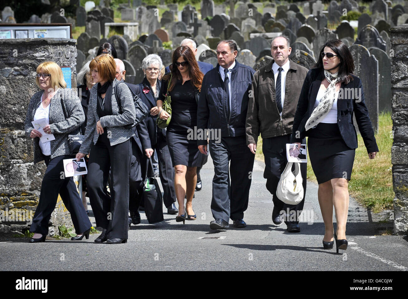 Les amateurs de deuil (noms inconnus) quittent les funérailles de Robert Daley, père du plongeur olympique Tom Daley à l'église Sainte-Marie de Plympton, Devon. Banque D'Images