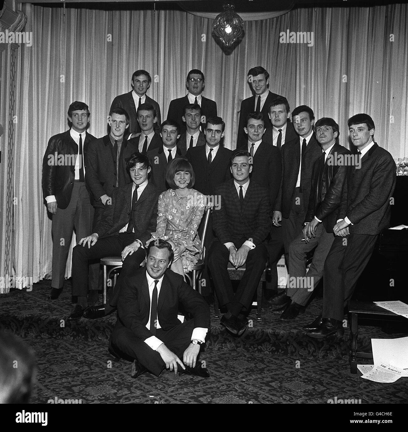 PA NEWS PHOTO 21/3/64 BRIAN EPSTEIN (PREMIER PLAN) AVEC DES ARTISTES APPARAISSANT DANS SON SPECTACLE AU PALACE THEATRE, MANCHESTER.LA PREMIÈRE RANGÉE EST NOIRE CILLA AVEC TOMMY RAPIDEMENT (À GAUCHE) ET BILLY J. KRAMER Banque D'Images