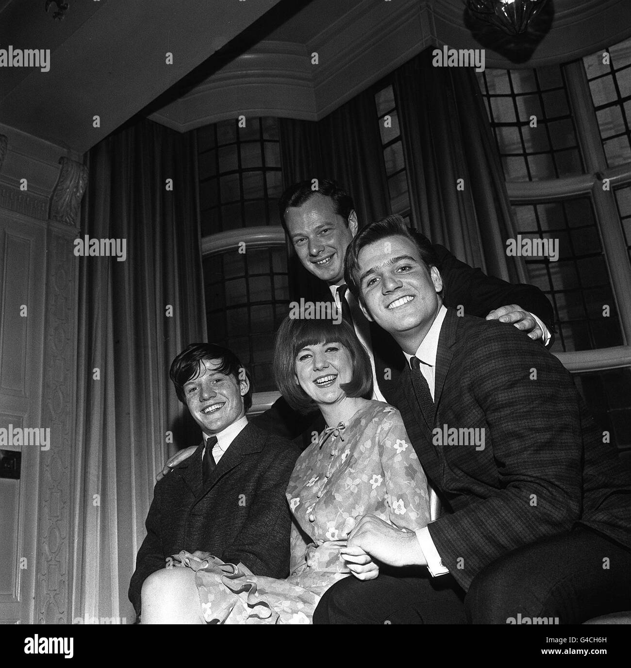 PA NEWS PHOTO 21/3/64 Brian EPSTEIN (derrière) AVEC DES ARTISTES FIGURANT DANS SON SPECTACLE AU Palace Theatre de Manchester. CILLA BLACK EST AVANT AVEC TOMMY RAPIDEMENT (À DROITE) ET BILLY J. Kramer Banque D'Images