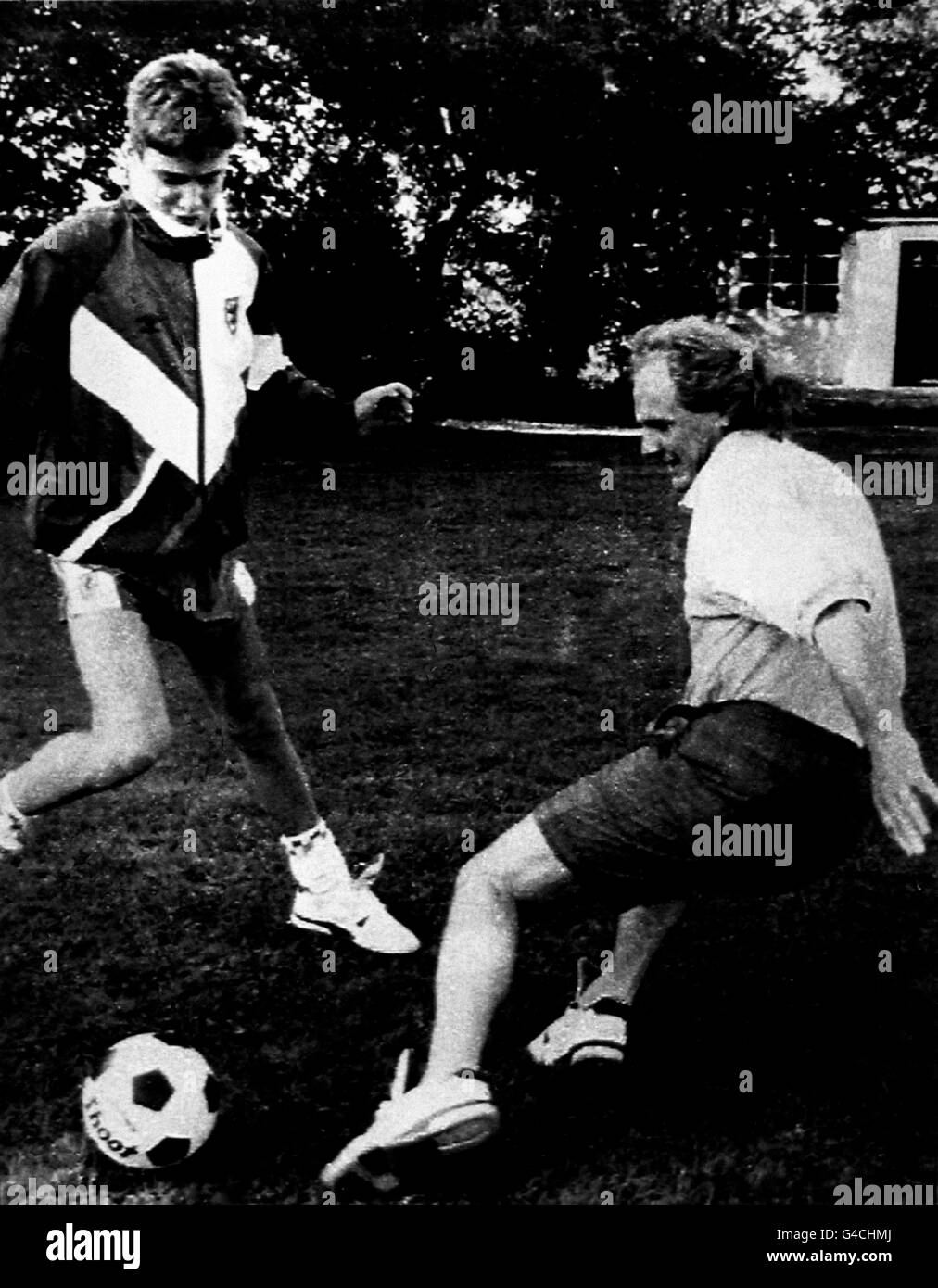 PA NEWS PHOTO 25/5/92 FILER NON DATÉ DU FOOTBALLEUR GALLOIS TERRY YORATH JOUANT AU FOOTBALL AVEC SON FILS DANIEL (15 ANS). DANIEL S'EST EFFONDRÉ ET EST MORT LA NUIT DERNIÈRE LORS D'UN KICKABOAUT DANS LE JARDIN DE LA FAMILLE À LEEDS Banque D'Images