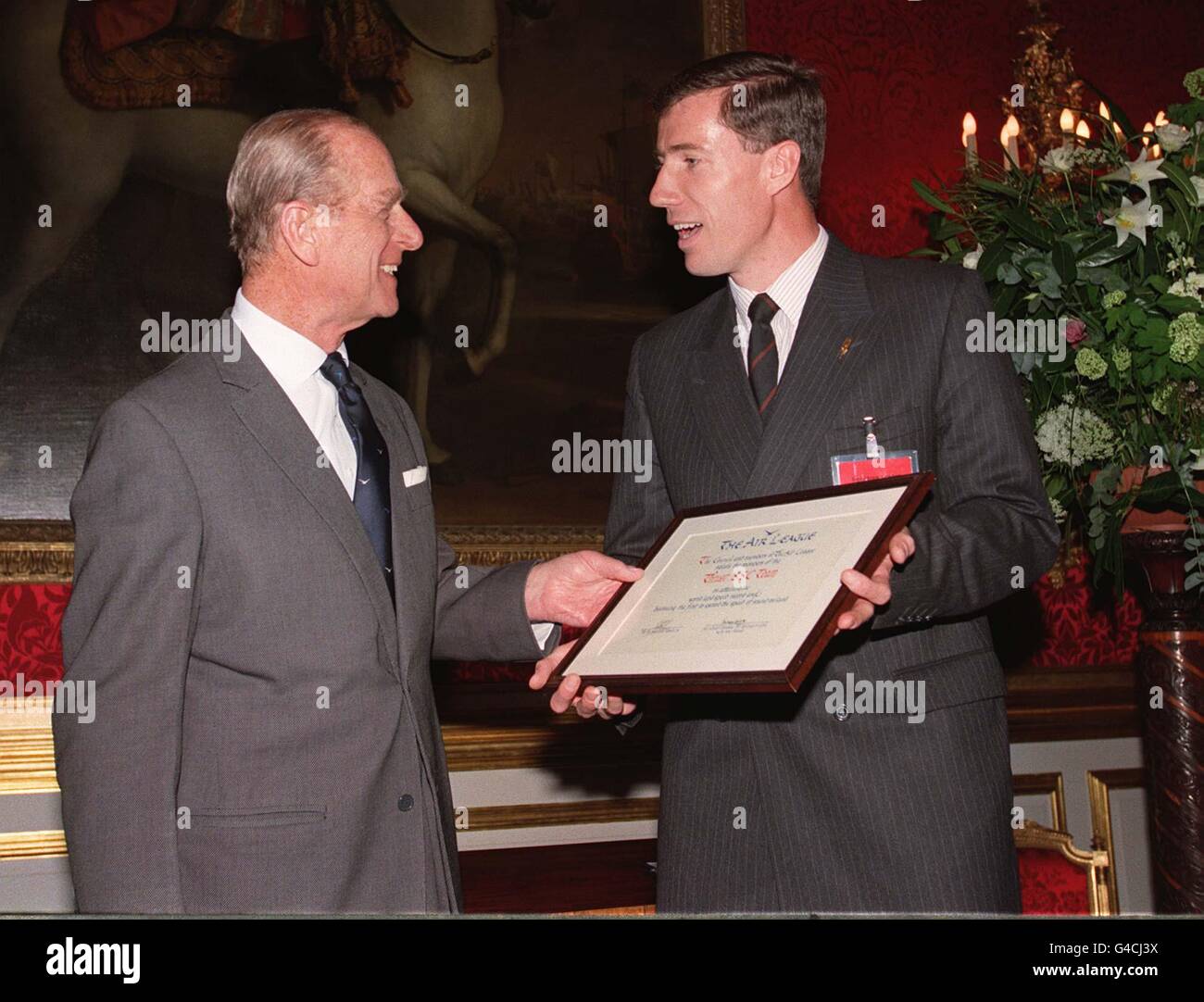 Le chef de l'escadron Andy Green, pilote de la CSC de poussée reçoit un prix de la Ligue aérienne du duc d'Édimbourg au nom de l'équipe qui a franchi l'année dernière la barrière sonore et le record mondial de vitesse terrestre lors d'une cérémonie au Palais St James. Banque D'Images