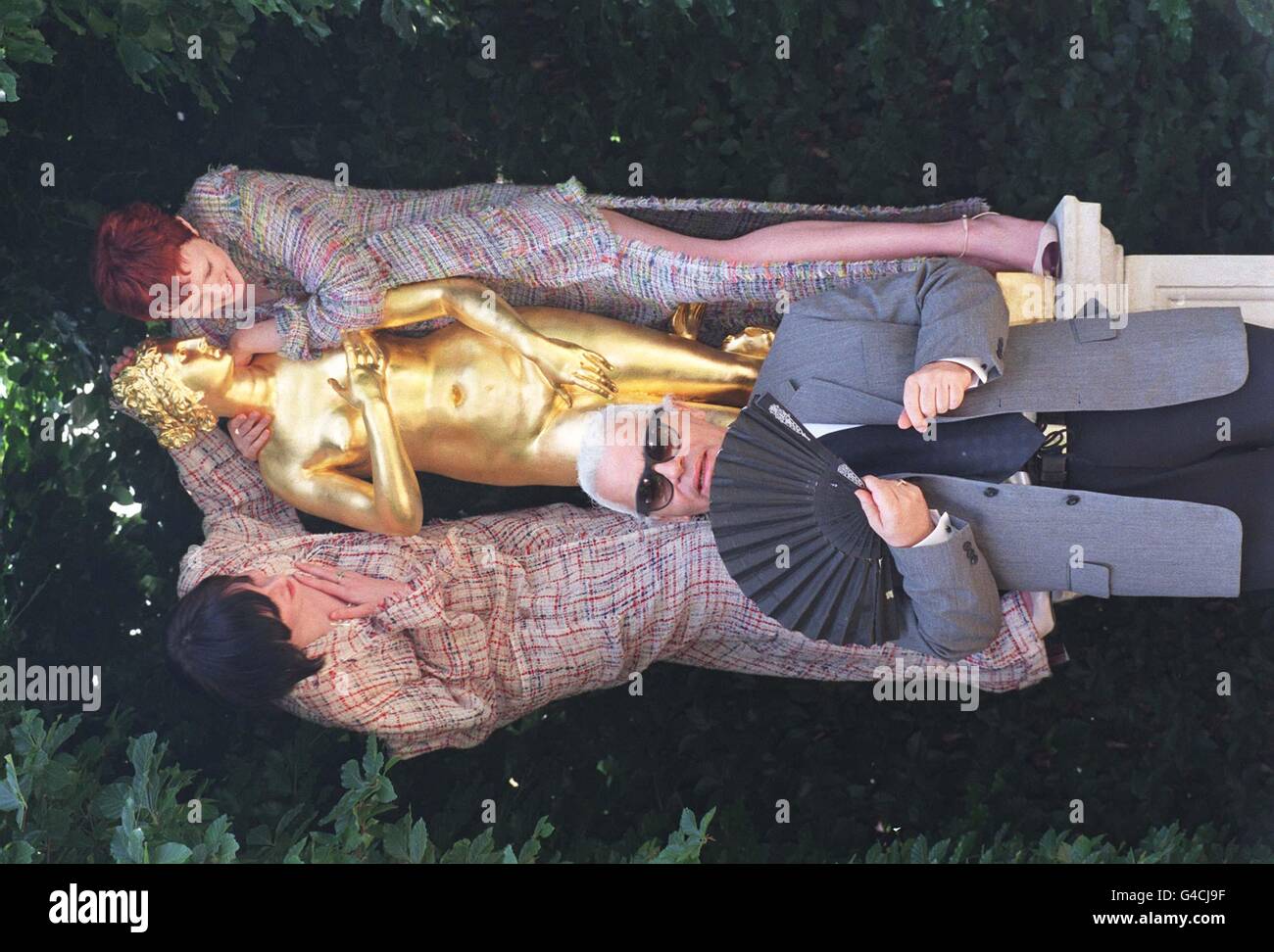 Des modèles se posent à côté d'une statue d'or dans le jardin Chanel, avec le designer Karl Lagerfeld, au Chelsea Flower Show à Londres aujourd'hui (lundi).Photo de Suzanne Hubbard. Banque D'Images