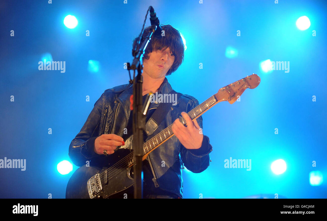 Alex Turner des Arctic Monkeys se produit en concert au Don Valley Bowl, à Sheffield. Banque D'Images