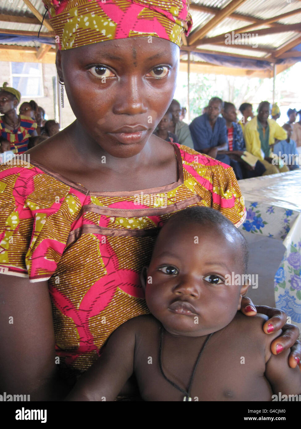 Mère de trois enfants Wuya Sannoh, 20 ans, avec son fils de neuf mois Abubakarr, au Centre de santé communautaire de Gondama, dans la jungle des palmiers, à 11 kilomètres de la deuxième ville de Sierra Leone, Bo. Banque D'Images