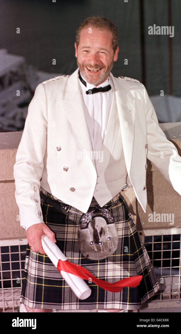 L'acteur Peter Mullan avec son Palm d'Or à Cannes, en France, où il a été nommé meilleur acteur pour le rôle de Joe dans le film réalisé par Ken Loach 'mon nom est Joe'. Banque D'Images