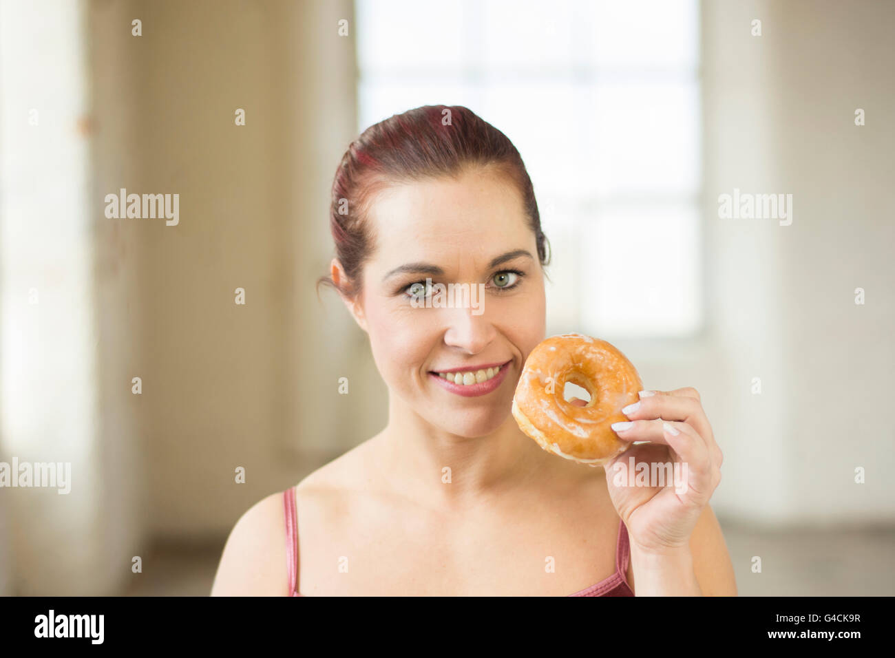 Woman eating donuts Banque D'Images
