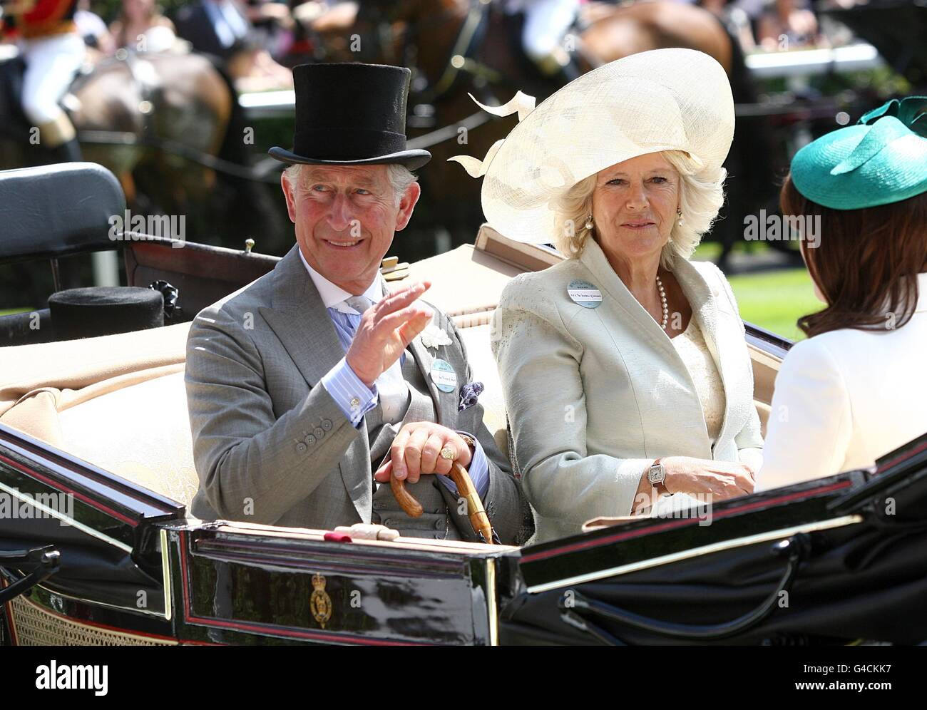 Charles, Prince de Galles et Camilla, la duchesse de Cornouailles (au centre) arrivent à Ascot pendant le premier jour de la réunion royale d'Ascot de 2011. Banque D'Images