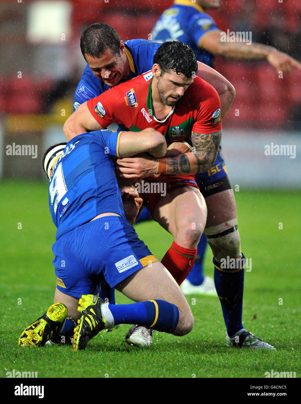 Stuart Reardon des Celtic Crusaders retient Danny Buderus de Leeds Rhinos Et Ian Kirk Banque D'Images