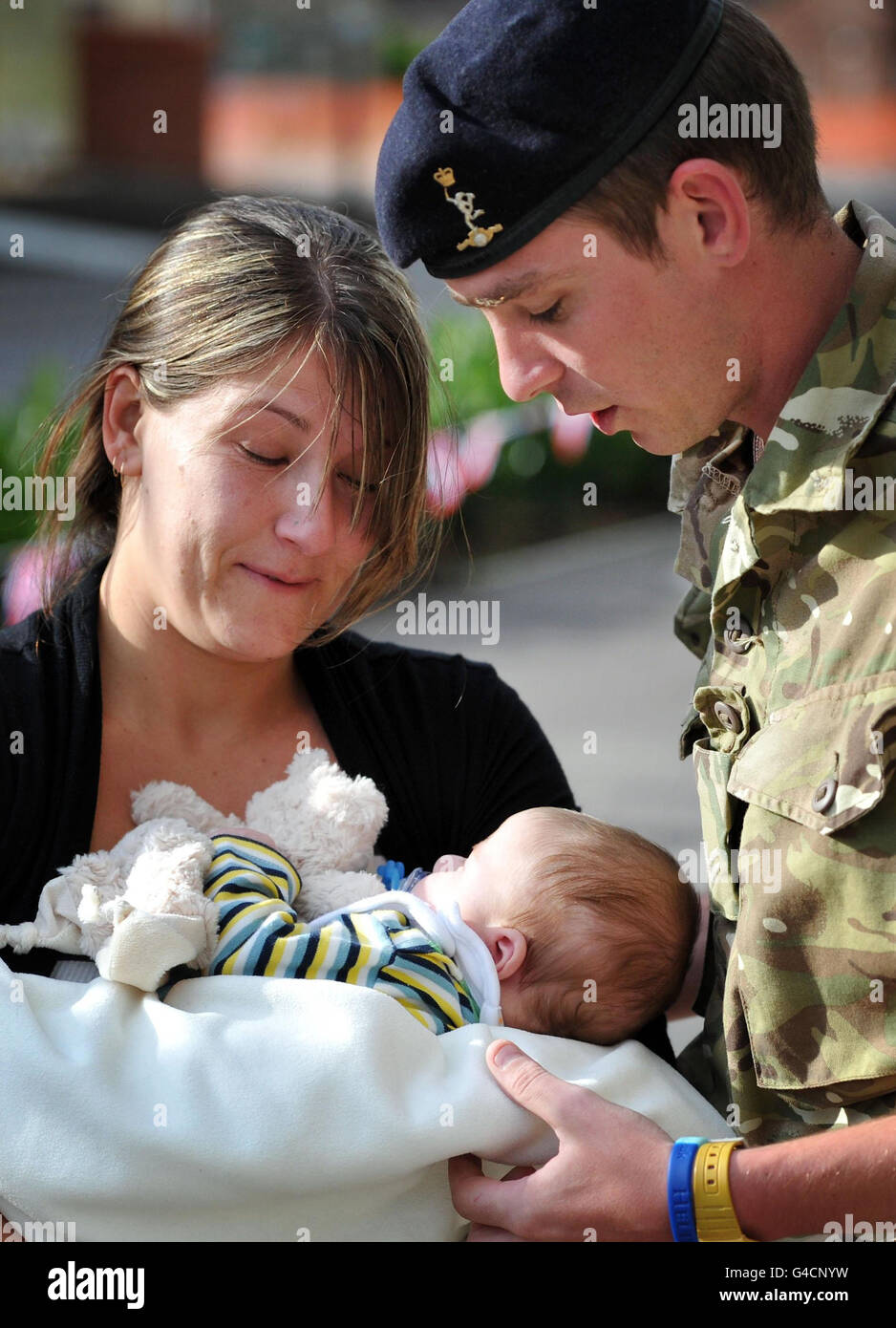 Le Caporal Allan Prest, 27 ans, et son épouse Vanessa Prest, 29 ans, avec leur bébé Ryan, âgé de 3 mois, au domicile du quartier général de la division 3 (Royaume-Uni) et du signal Regiment à la caserne Picton de Bulford, Wiltshire. APPUYEZ SUR ASSOICATION photo. Date de la photo: Samedi 18 juin 2011. Voir PA Story DÉFENSE Homecoming. Le crédit photo doit être lu : Tim Ireland/PA Wire Banque D'Images