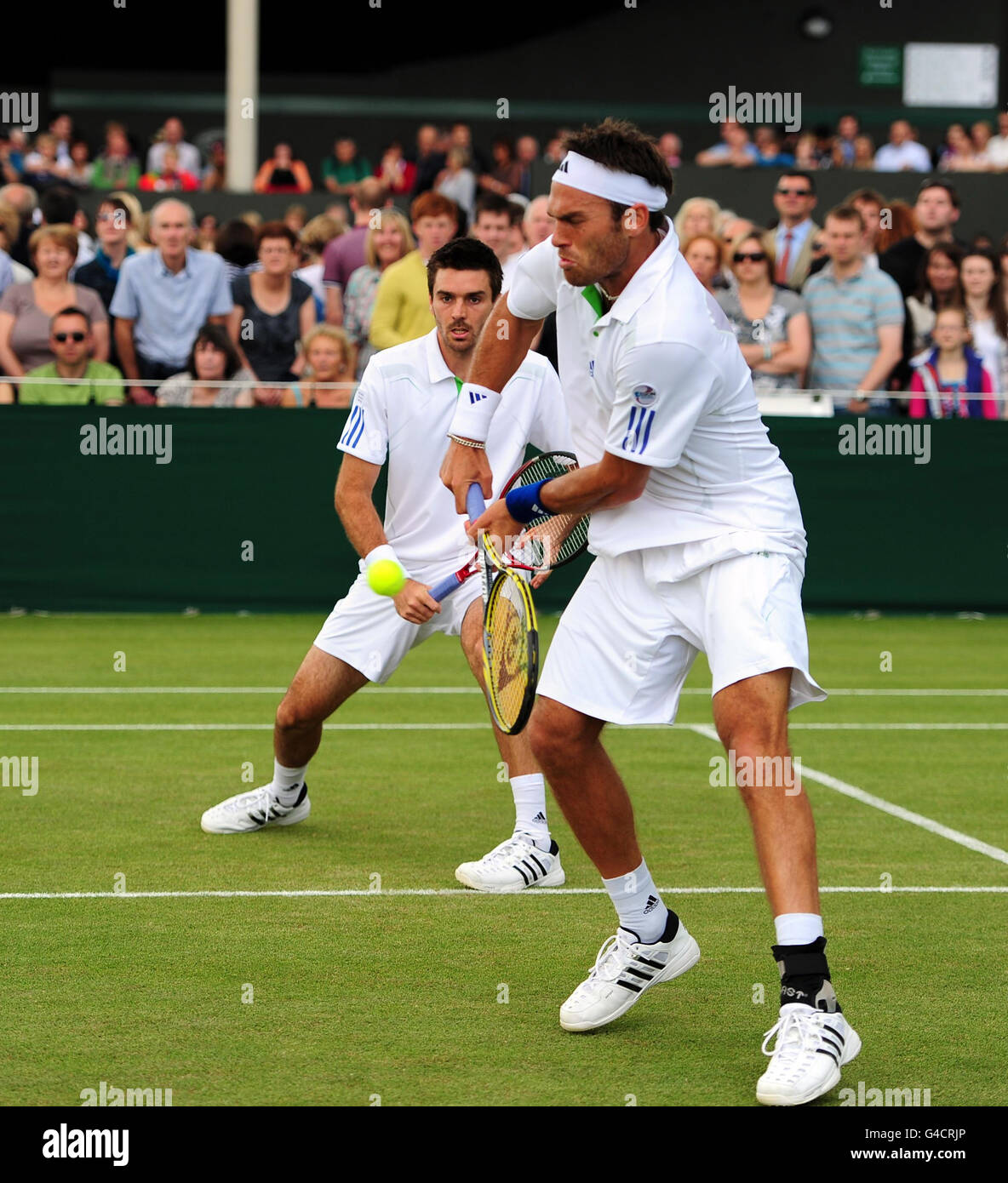 Ross Hutchins (à droite) et Colin Fleming, en Grande-Bretagne, ont participé à leur double match contre Mariusz Fyrstenberg et Marcin Matkowski en Pologne, lors du cinquième jour des championnats de Wimbledon 2011 au All England Lawn tennis and Croquet Club, Wimbledon. Banque D'Images