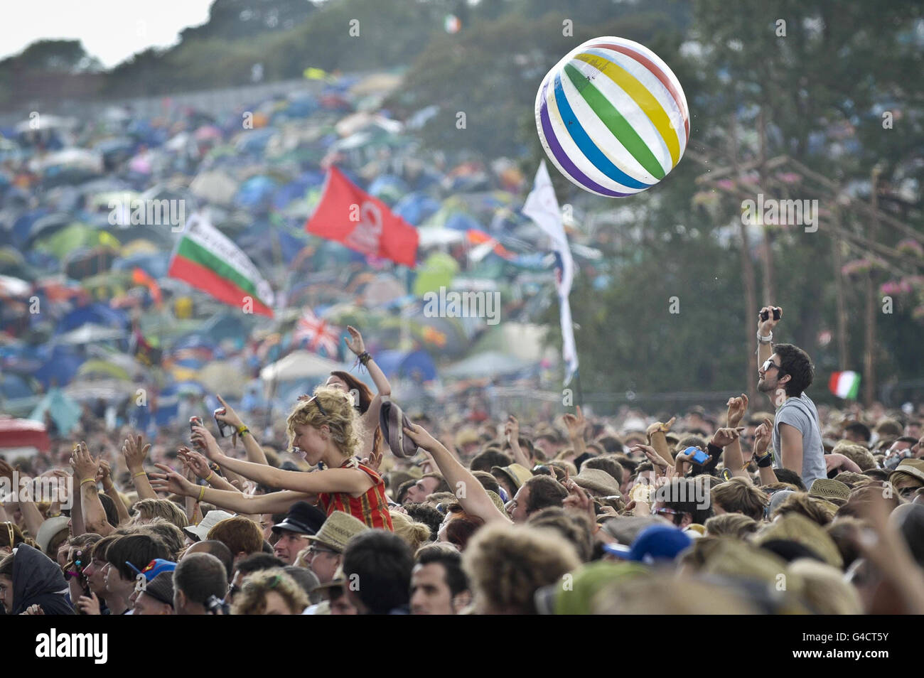 Un énorme ballon gonflable sur la plage donne l'impression de rebondir autour de la foule en face de la scène Pyramide au festival de musique Glastonbury à la ferme de la ville de Pilton. Banque D'Images