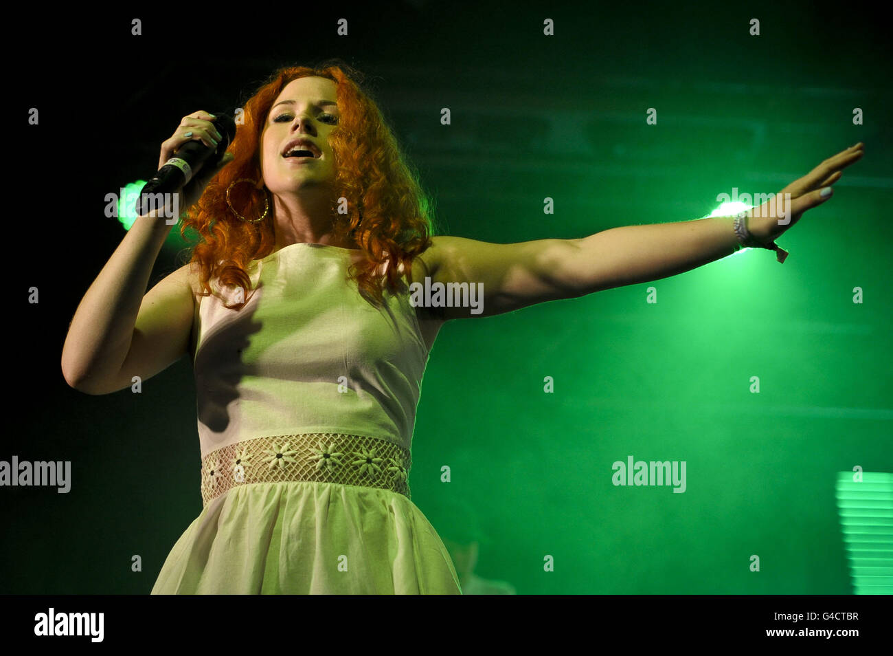 Katy B se produit dans la tente de danse de l'est au festival de musique Glastonbury à la ferme de Suworthy Farm, Pilton. Banque D'Images