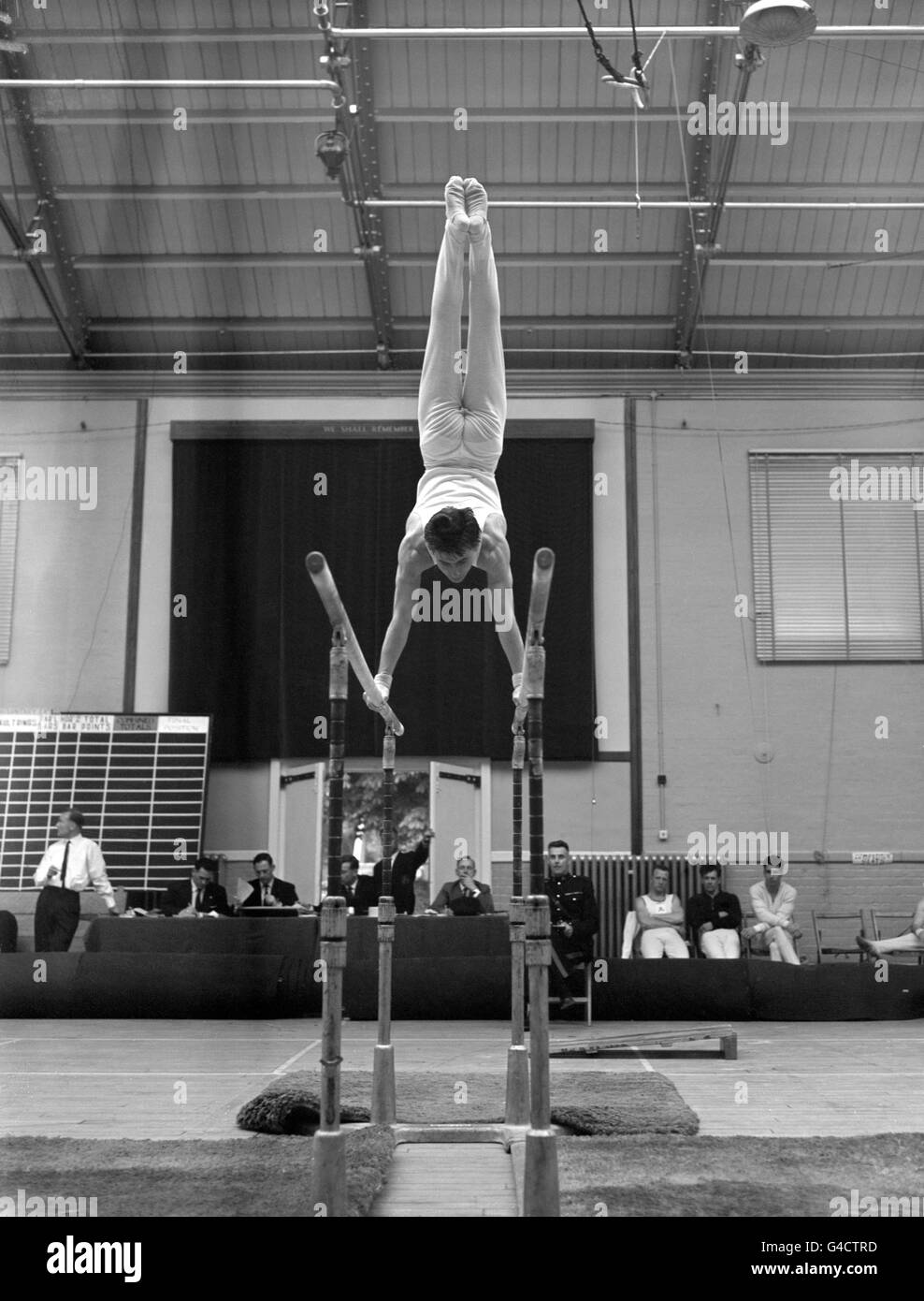 - Amateur de gymnastique Gymnastic Association's Men's - championnat individuel de l'École de l'Armée de l'entraînement physique, Aldershot Banque D'Images