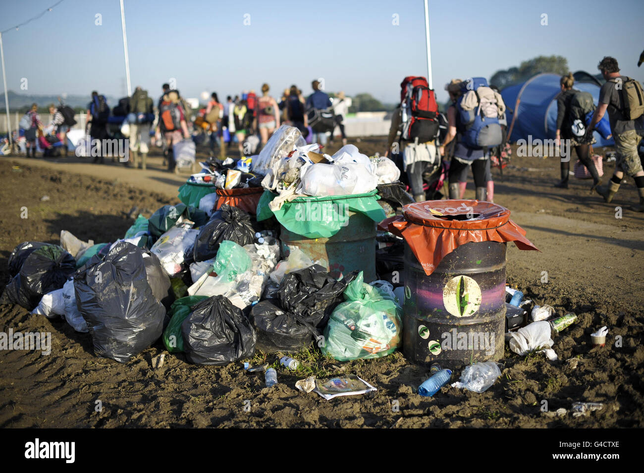 Les poubelles débordent tandis que les fêtards rentrent au festival Glastonbury, digne Farm, Pilton. Banque D'Images