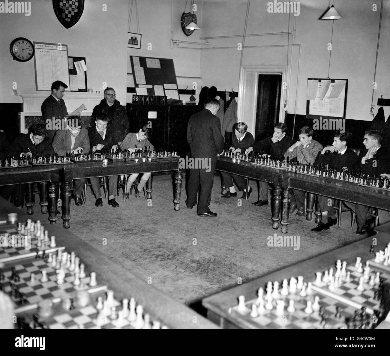 Le grand maître d'échecs de l'URSS Alexander Kotov, marchant d'un plateau à l'autre Banque D'Images