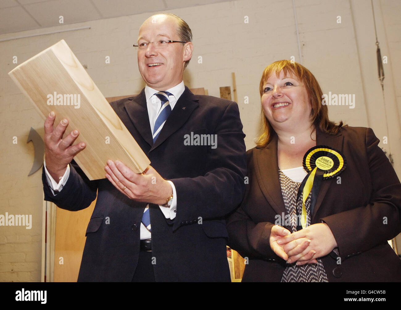 john Swinney, secrétaire aux Finances, et Anne McLaughlin, candidate du SNP à l'élection partielle d'Inverclyde, lors d'une visite de campagne au Centre de formation aux entreprises de Port Glasgow. Banque D'Images