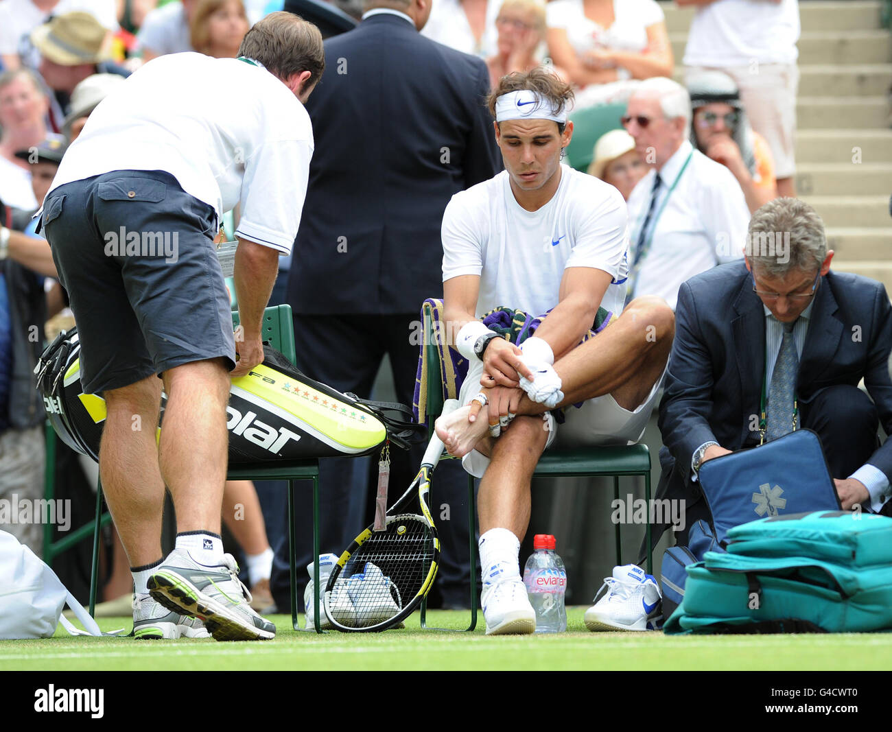 Rafael Nadal d'Espagne reçoit un traitement sur son pied lors de son match contre Juan Martin Del Potro d'Argentine pendant le septième jour des Championnats de Wimbledon 2011 au All England Lawn tennis and Croquet Club, Wimbledon. Banque D'Images