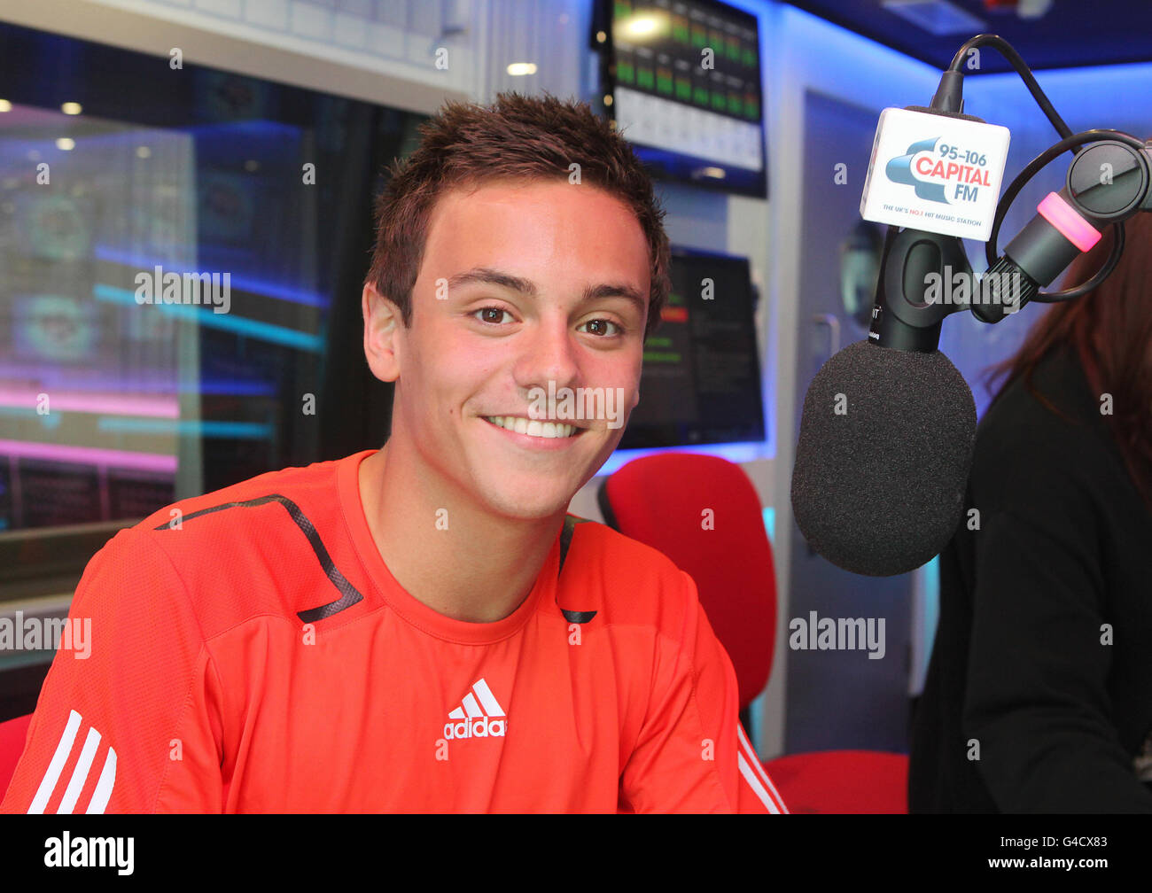 Le plongeur Tom Daley est photographié sur Capital Breakfast avec Johnny Vaughan et Kat Shoob sur 95.8 Capital FM où il a parlé de sa carrière et de la campagne Get Set, Go Free de Nestlé, qui donne aux familles l'occasion d'essayer des activités gratuitement cet été. Banque D'Images