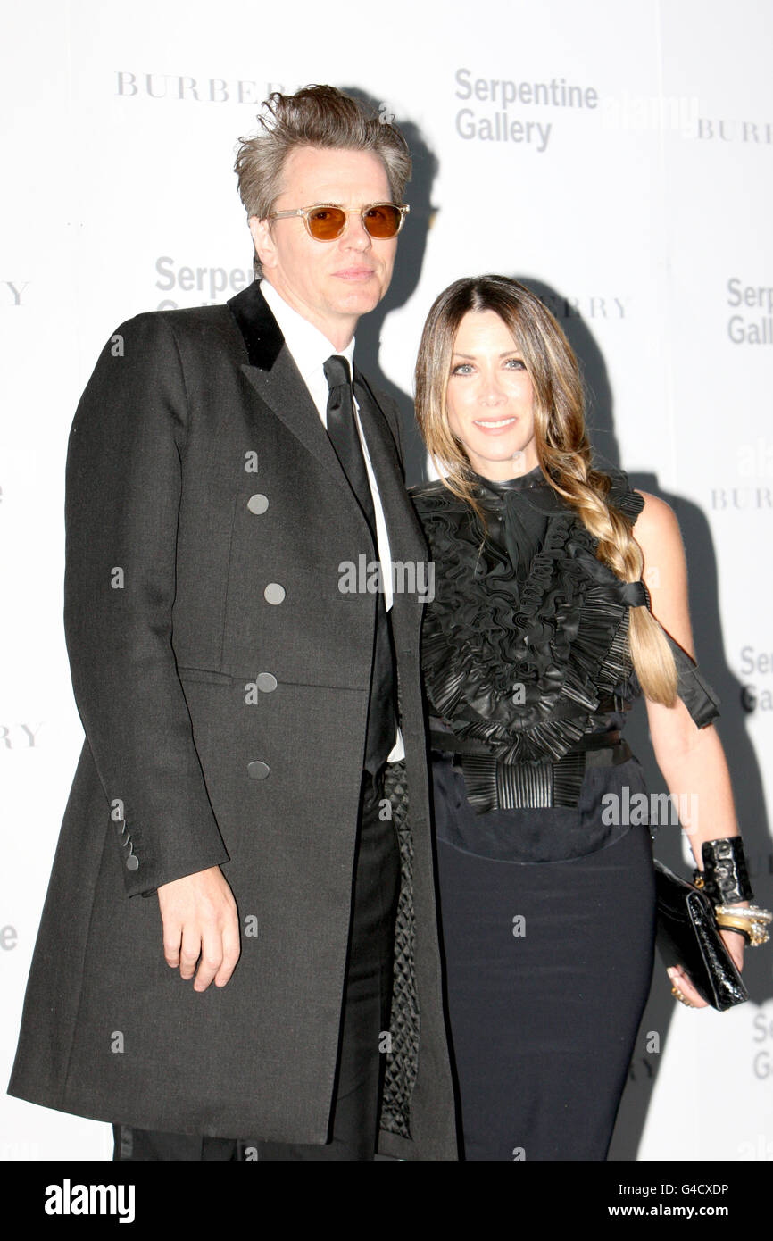 John Taylor et Gela Nash arrivent à la Serpentine Gallery de Hyde Park, Londres pour la fête d'été 2011. Banque D'Images