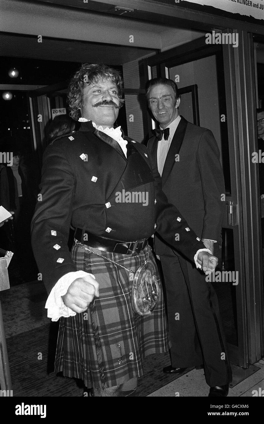 PA NEWS PHOTO 2/3/78 OLIVER REED À LONDRES LEICESTER SQUARE DU THÉÂTRE POUR LA PREMIÈRE MONDIALE DE SON DERNIER FILM "Demain ne vient jamais' Banque D'Images