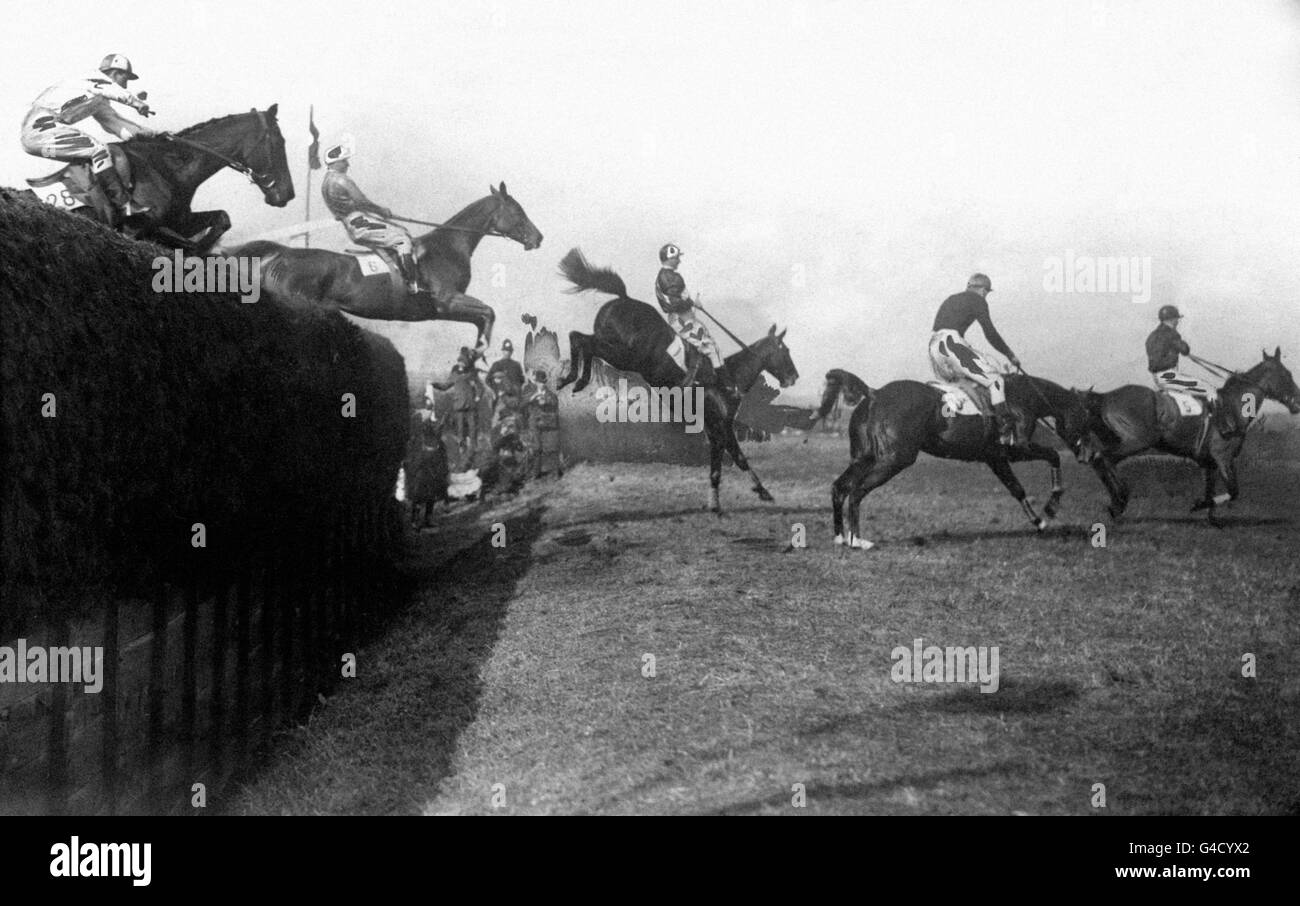 Le terrain fait le chemin au-dessus de Becher's Brook. La course a finalement été remportée par le major J.P. « Double chance » Wilson vers le haut. Banque D'Images