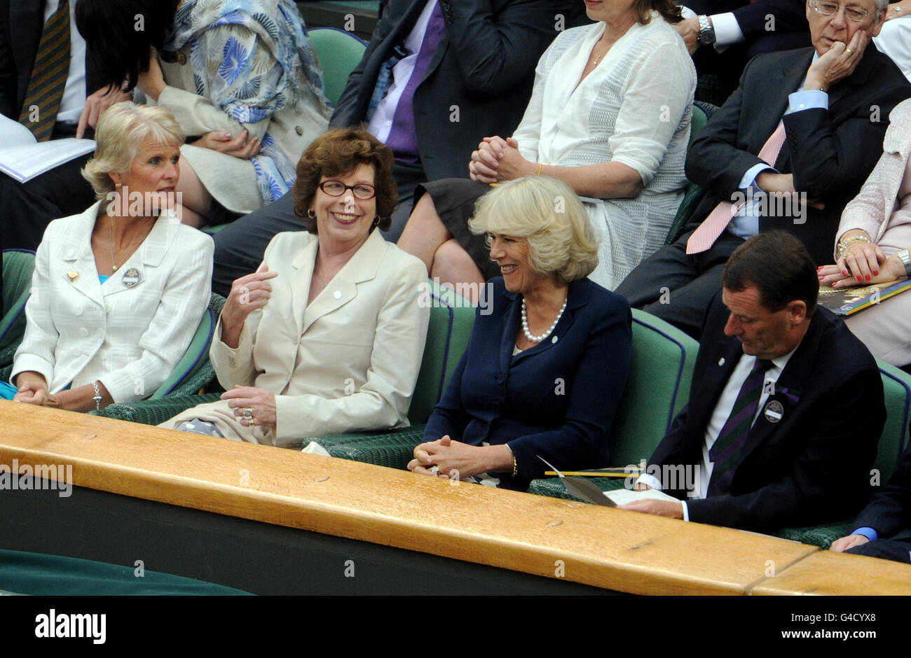 (De gauche à droite) Mme Gill Brook, Lady Sarah Keswick, la duchesse de Cornwall et le vice-président du All England Club Philip Brook, dans la Royal Box on Center court pendant le troisième jour des championnats de Wimbledon 2011 au All England Lawn tennis and Croquet Club, Wimbledon. Banque D'Images