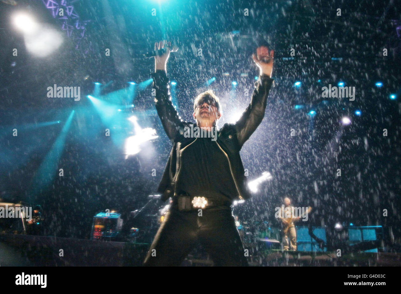 Bono de U2 se présentant sur la Pyramid Stage au Glastonbury Festival à Somerset. Banque D'Images