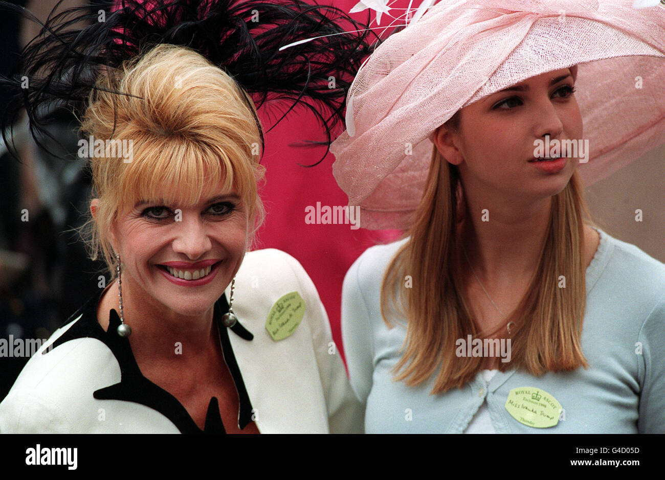 PHOTO DE L'ACTUALITÉ PA 18/6/98 IVANA TRUMP ET SA FILLE IVANKA À LA RENCONTRE DE LA COURSE DE LA JOURNÉE DES DAMES DE ROYAL ASCOT Banque D'Images