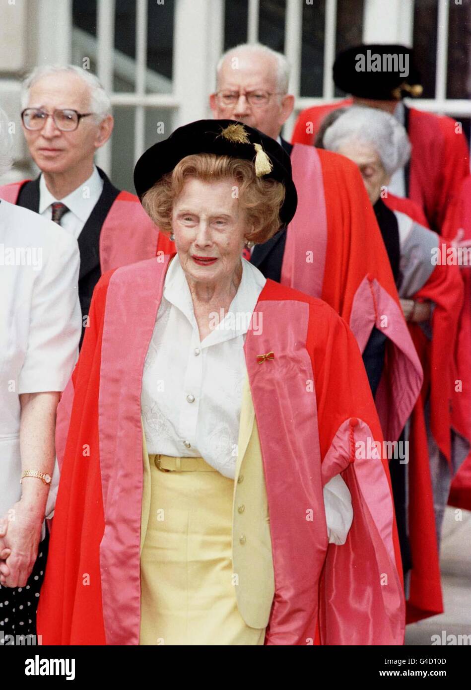 L'ancienne ministre du travail, Dame Barbara Castle, marche aujourd'hui (mercredi) dans le cortège des diplômes honorifiques à l'Université de Cambridge où elle a obtenu un doctorat en droit. Photo de Findlay Kember/PA Banque D'Images
