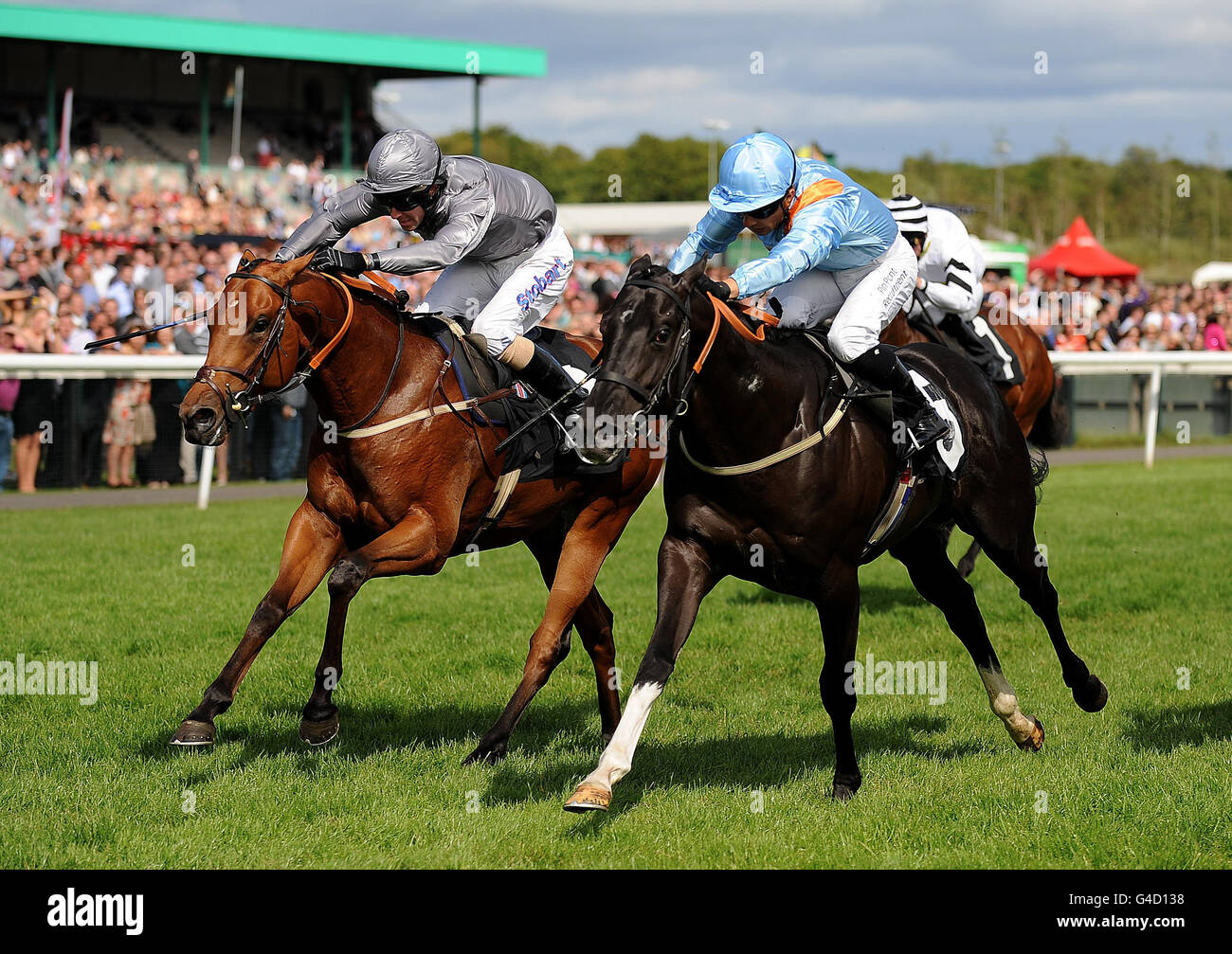Kool Henry (à droite), monté par Silvestre de Sousa, remporte les titres irlandais E.B.F./Tarmac Maiden devant la zone franche de Tom Eaves, qui est arrivé deuxième pendant la journée des plaques de Northumberland de John Smiths à l'hippodrome de Newcastle, à Newcastle. Banque D'Images