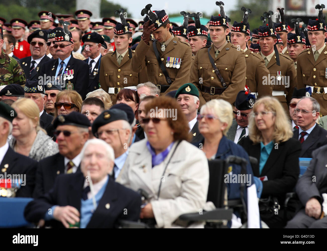 Les soldats regardent le service de Drumhead après que le Prince de Galles, connu sous le nom de duc de Rothesay en Écosse, a reçu le salut d'un passé de mars de 2,000 militaires, anciens combattants et cadets marchant sur le Royal Mile depuis l'Esplanade du château jusqu'au parc Holyrood, à Édimbourg, le jour des forces armées. Banque D'Images Les soldats regardent le service de Drumhead après que le Prince de Galles, connu sous le nom de duc de Rothesay en Écosse, a reçu le salut d'un passé de mars de 2,000 militaires, anciens combattants et cadets marchant sur le Royal Mile depuis l'Esplanade du château jusqu'au parc Holyrood, à Édimbourg, le jour des forces armées. Banque D'Images