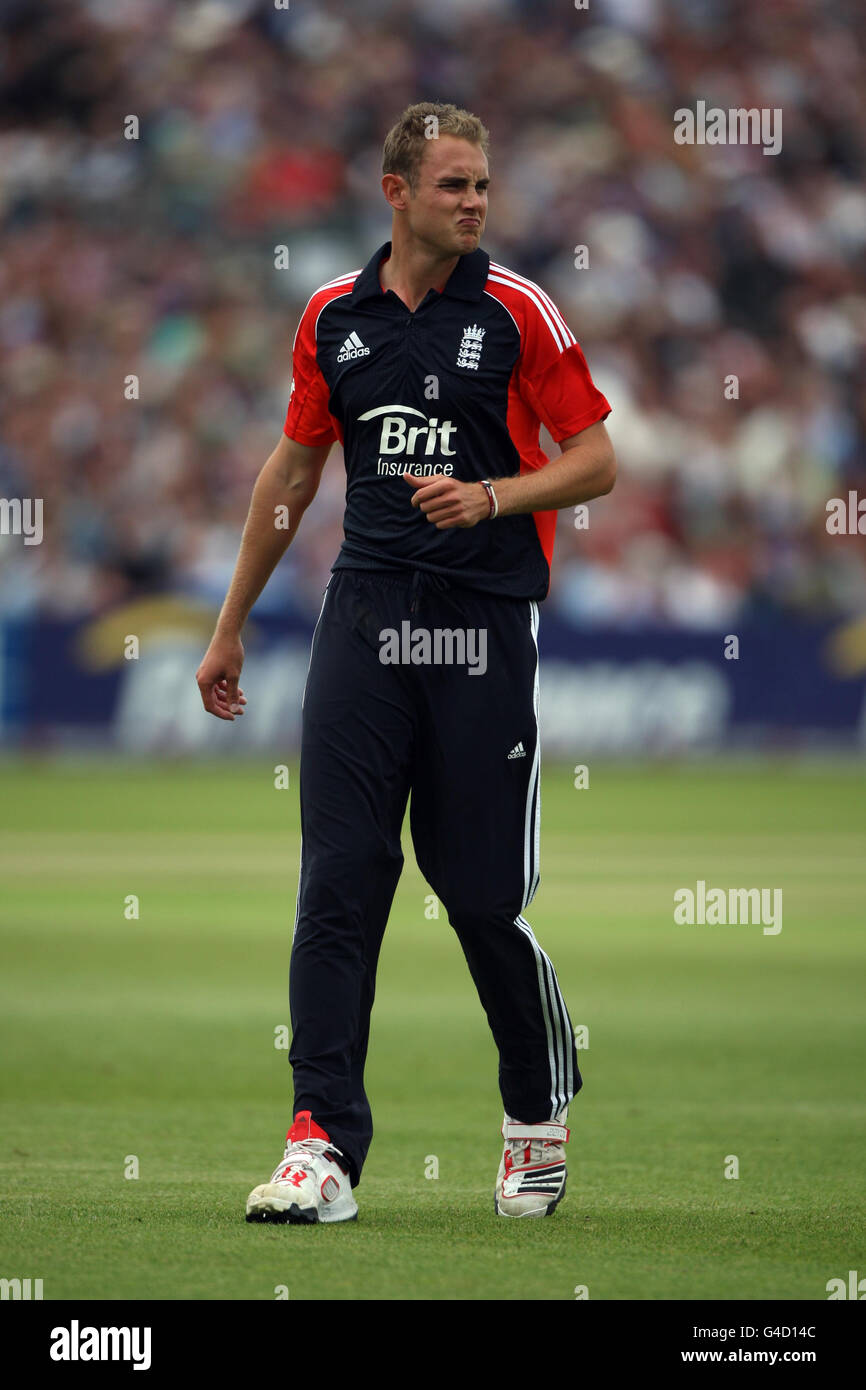 Stuart Broad d'Angleterre montre sa déjection lors du match international de Twenty20 au County Ground, Gloucestershire. Banque D'Images