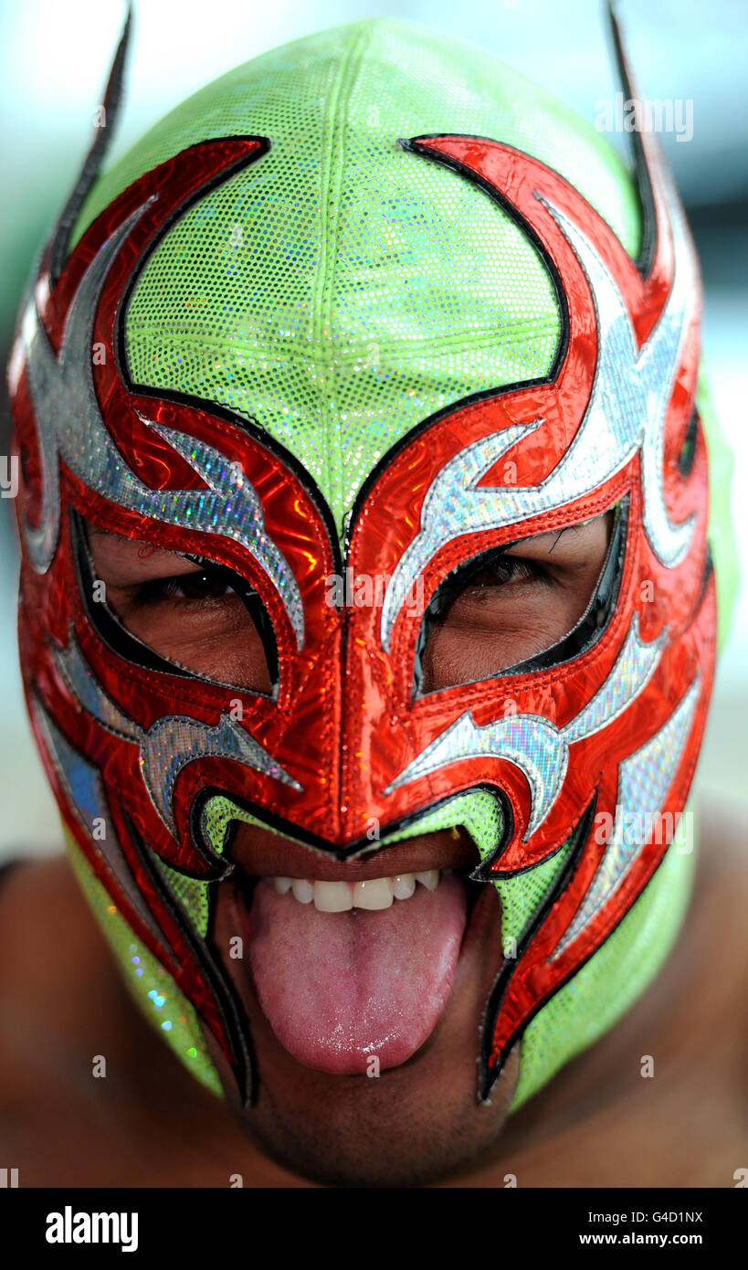 Un Luchadors mexicain masqué qui fait partie du groupe mexicain de Wrestling 'Lucha future' pratique ses mouvements au Sage Music Center de Gateshead, avant leur spectacle ce soir. Le groupe est composé de 14 Luchadors mexicains masqués. Banque D'Images