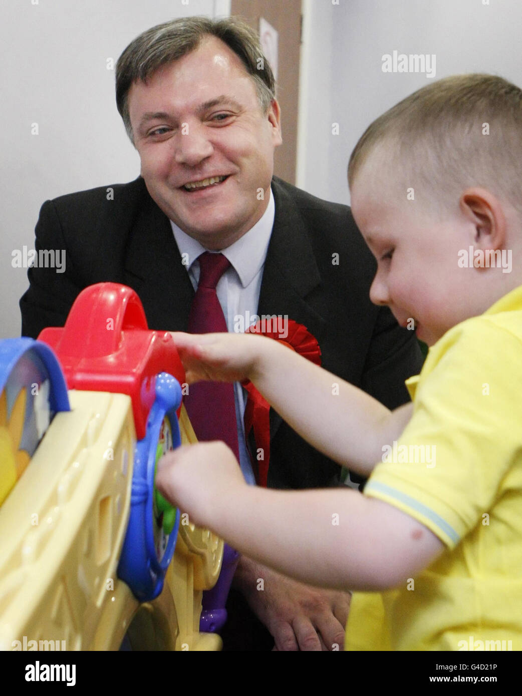 Shadow Chancellor Ed Balls (à gauche) lors d'une visite au centre de ressources de Cune Park à Port Glasgow, tout en faisant campagne avant l'élection partielle d'Inverclyde. Banque D'Images