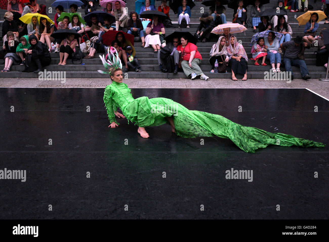 Un danseur de ballet de la Rambert Dance Company se déroule devant la cathédrale Saint-Paul de Londres, dans le cadre du Festival de la ville de Londres. Banque D'Images