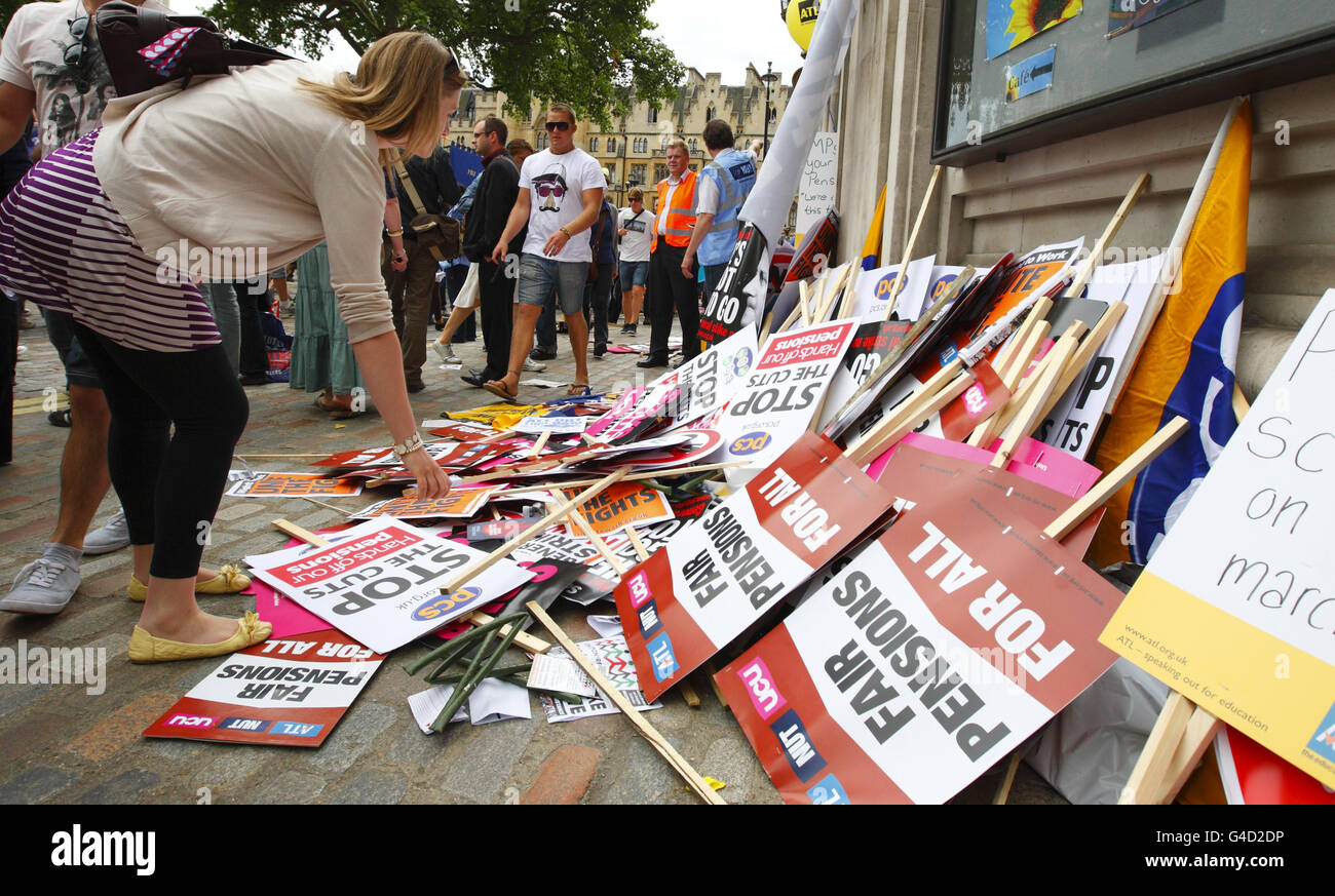 Les manifestants ont mis au rebut leurs pancartes dans le centre de Londres après une grève nationale d'un jour contre les changements de pension et les réductions de financement dans le secteur public. Banque D'Images