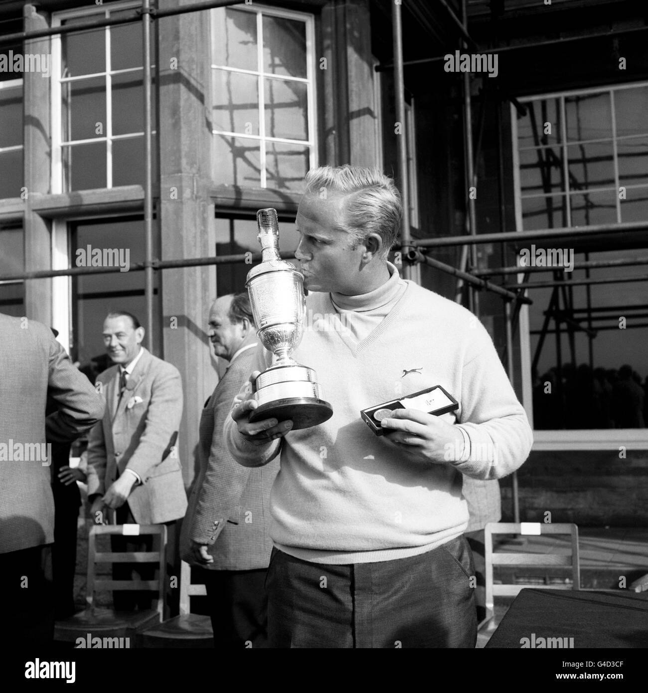 Le nouveau champion d'Open Jack Nicklaus de Columbus, Ohio, embrasse le trophée après avoir remporté le titre à Muirfield, East Lothian. * réédité le 8/7/98. Nicklaus, qui a été à chaque Open depuis ses débuts à Troon en 1962, a annoncé qu'il ne jouera pas à l'Open de la semaine prochaine à Birkdale. Banque D'Images