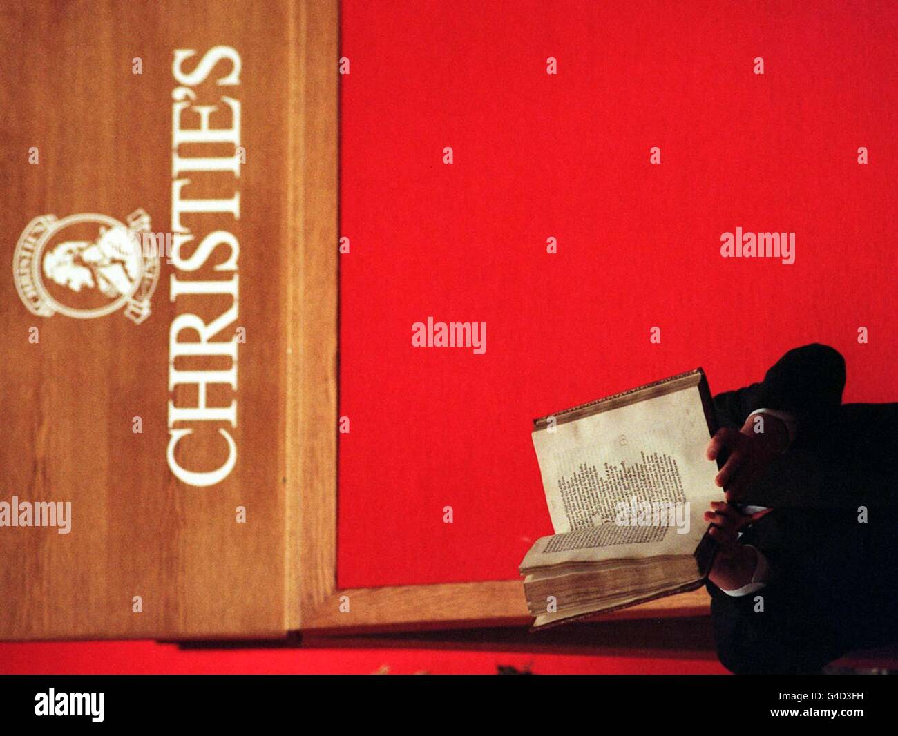 La première édition du XVe siècle des Canterbury Tales de Chaucer imprimée par William Caxton vend ce soir à Christie's à Londres, pour un record de 4,621,500 fois plus de six fois son prix estimé (mercredi). Voir PA Story SALE Chaucer. Photo de Neil Munns/PA Banque D'Images