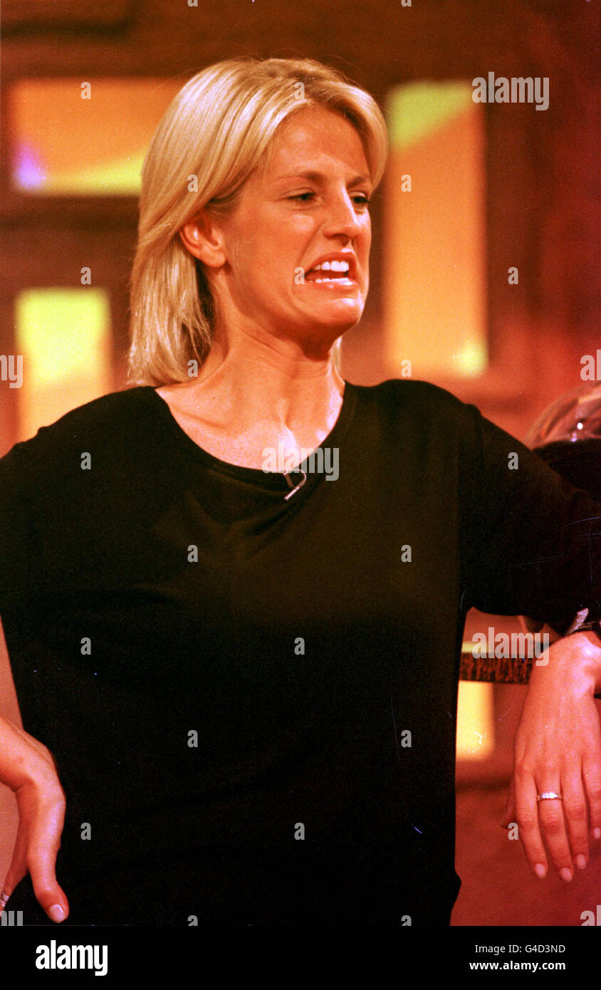 PA NEWS PHOTO 9/7/98 LA PERSONNALITÉ DE LA TÉLÉVISION ULRIKA JONSSON, SUR LA CHAÎNE 4 DE L'ÉMISSION DE TÉLÉVISION 'O GRAHAM NORTON', SA PREMIÈRE APPARITION PUBLIQUE DEPUIS QU'ELLE A ÉTÉ BATTUE PAR SON AMI FOOTBALLEUR STAN COLLIMORE. Banque D'Images