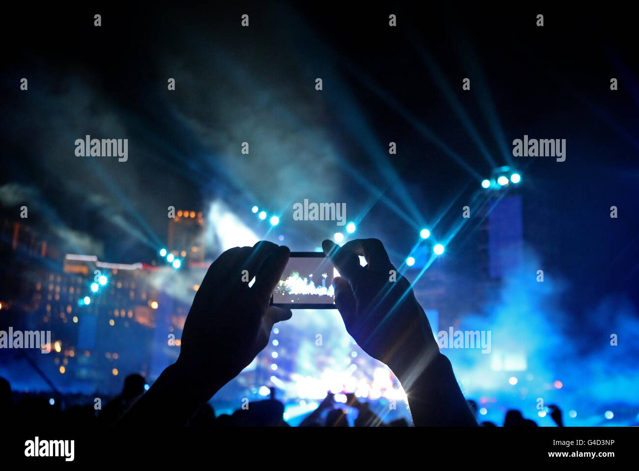 Un homme prend une photo sur un téléphone portable alors que Jean Michel Jarre se produit dans le port de Monte Carlo, Monaco, dans le cadre des célébrations qui ont suivi la cérémonie civile du mariage du Prince Albert II et de la princesse Charlene de Monaco. Banque D'Images