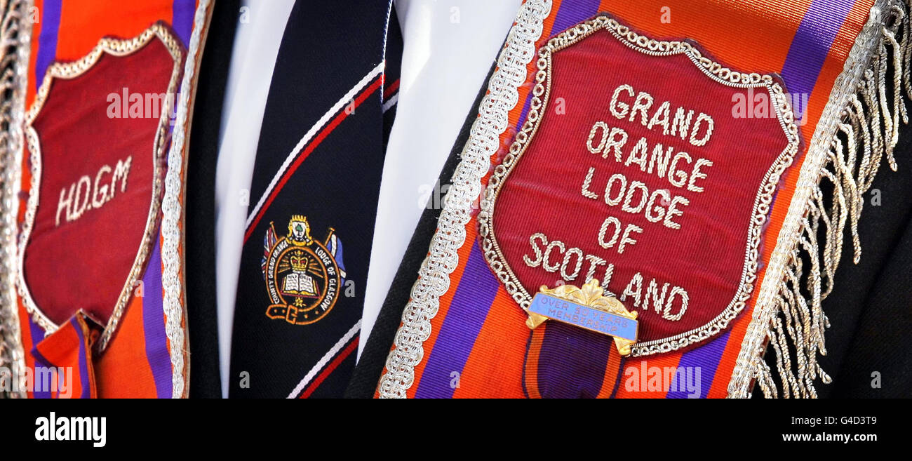 Une parade de l'ordre Orange traverse Glasgow en Écosse. Banque D'Images