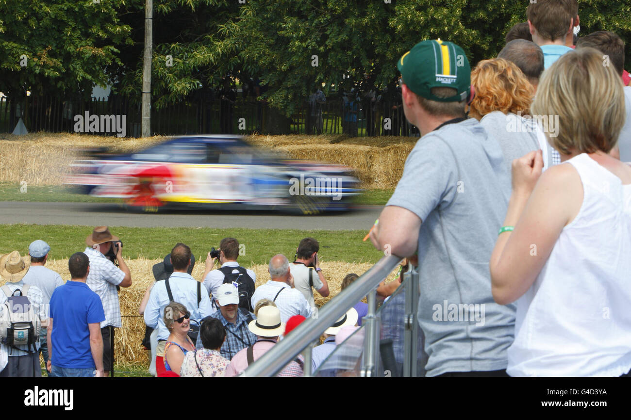 Une voiture monte sur la colline au Goodwood Festival of Speed près de Chichester, West Sussex. Banque D'Images