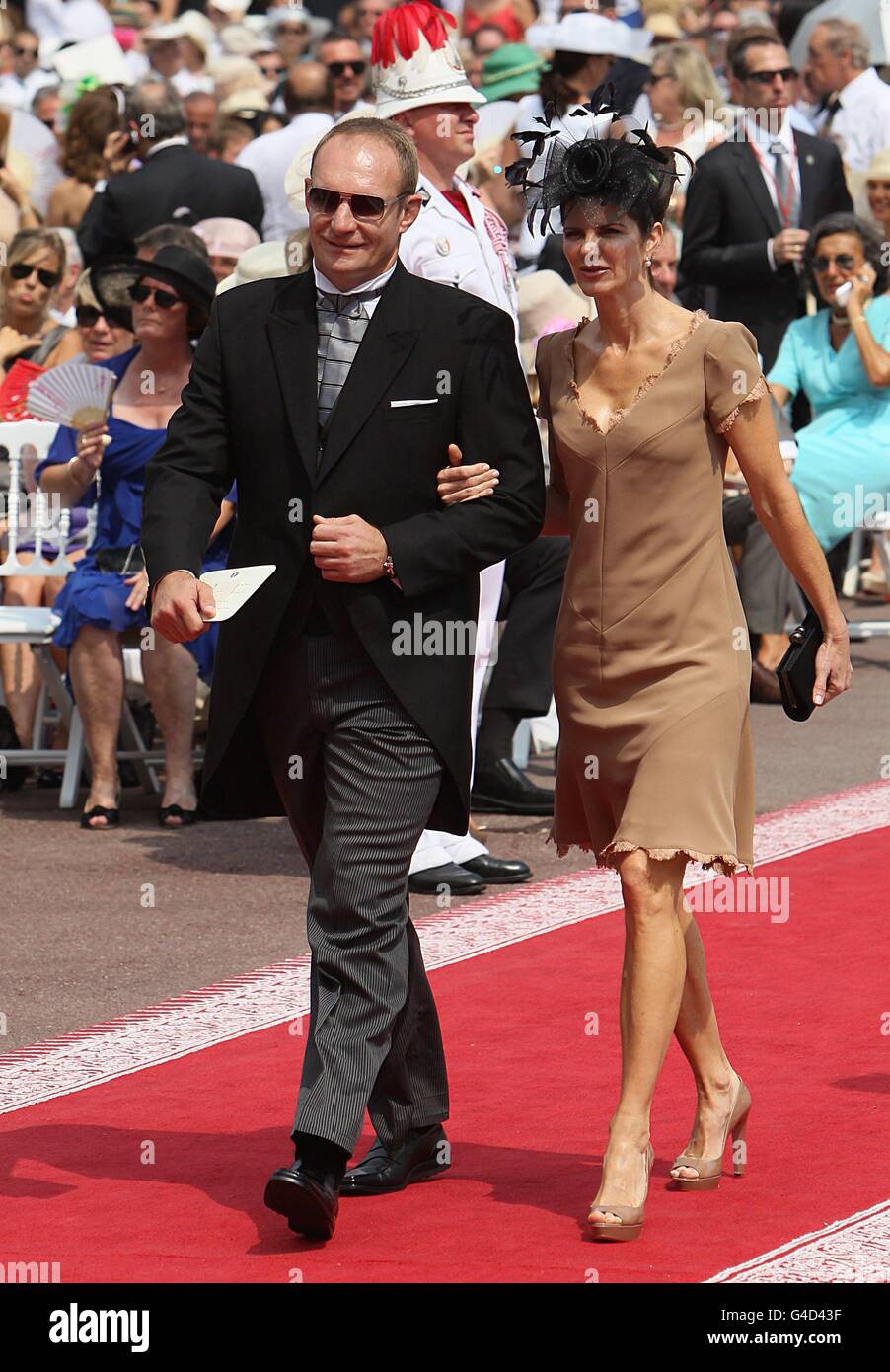François Pienaar et sa femme Nerine arrivent pour le mariage du Prince Albert II de Monaco et de Charlene Wittstock à la place du Palais. Banque D'Images