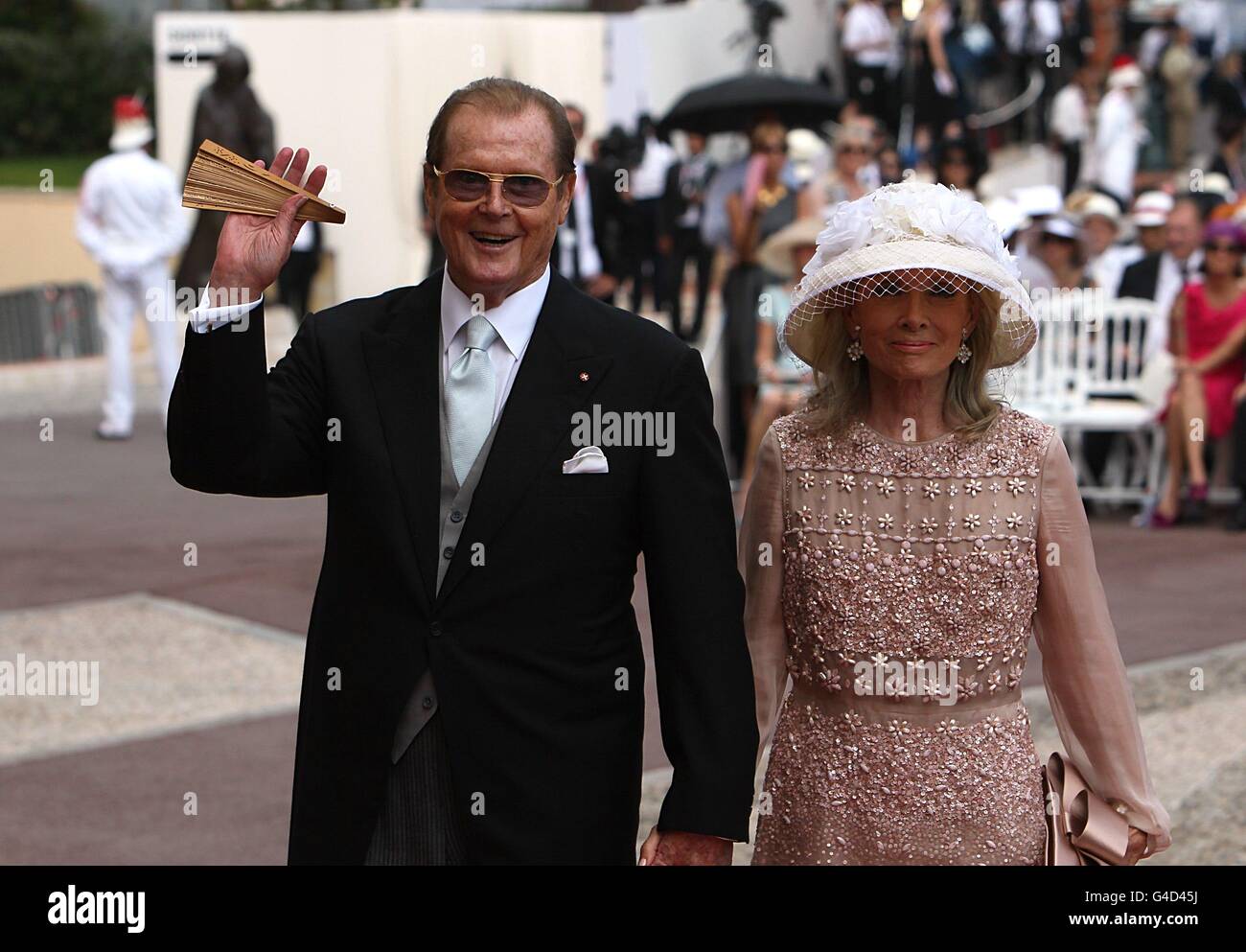 Roger Moore et son épouse Kristina arrivent pour le mariage du Prince Albert II de Monaco et de Charlene Wittstock à la place du Palais. Banque D'Images