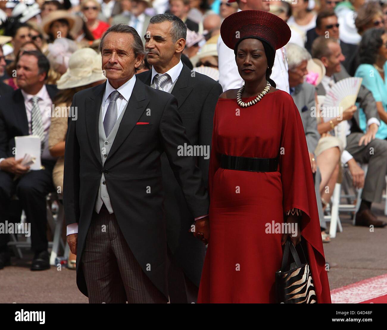 Jacky Ickx et son épouse Kaadja Nin arrivent pour le mariage du Prince Albert II de Monaco et de Charlene Wittstock à la place du Palais. Banque D'Images
