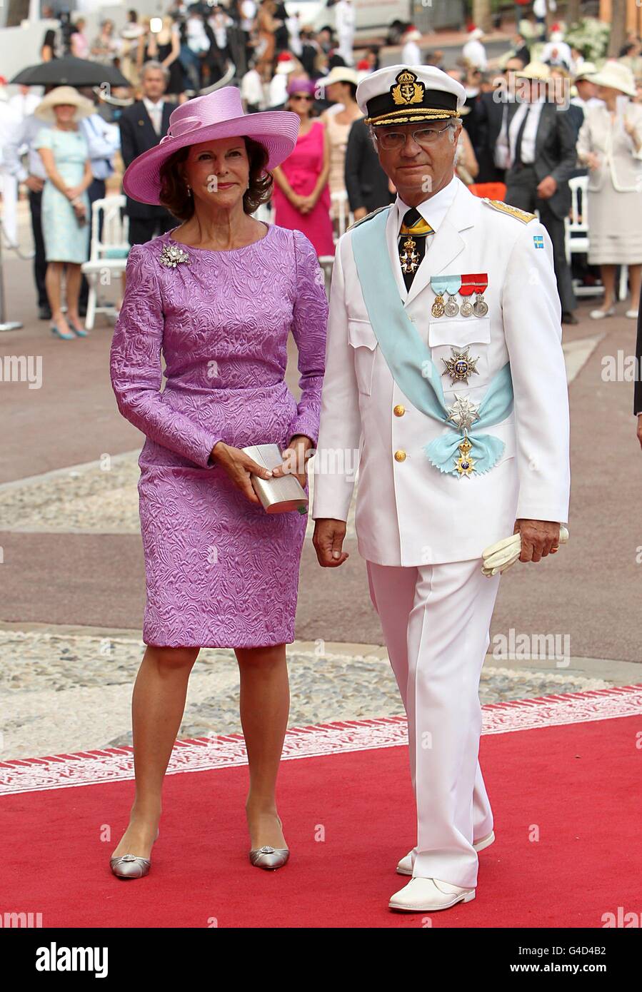 Le roi Carl Gustav et la reine Silvia de Suède arrivent pour le mariage du prince Albert II de Monaco et de Charlene Wittstock à la place du Palais. Banque D'Images